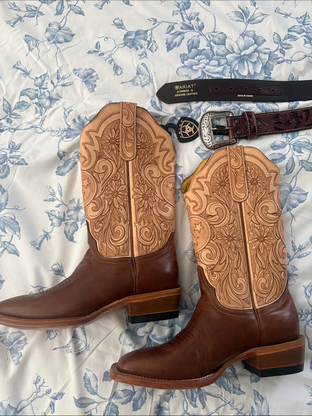 Women’s Brand New Ariat Belt & Ariat Tri Star Boots - Size 7